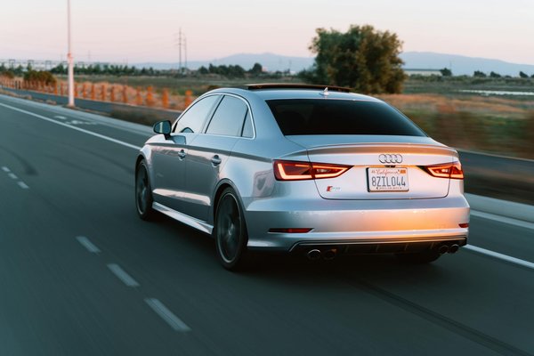 Comment gérer l'entretien de la chaîne de transmission sur une moto électrique comme la Zero SR/F ?