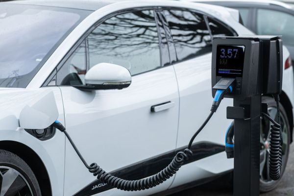 Comment les innovations en matière de batteries solides changent-elles le marché des véhicules électriques?