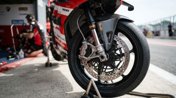 Quels sont les avantages des disques de frein en acier inoxydable pour une moto de course ?