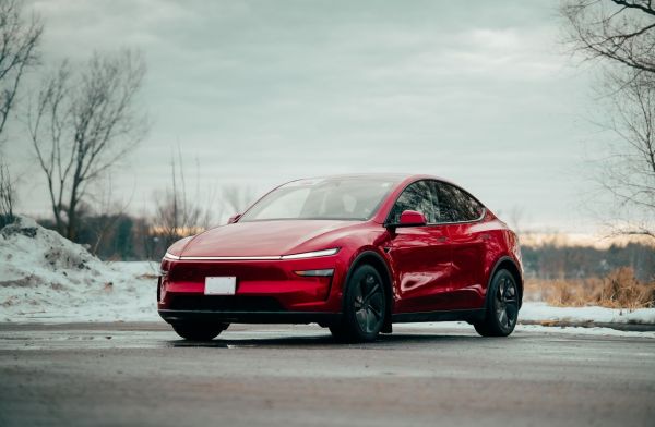 Quels sont les avantages des systèmes de refroidissement liquide pour les voitures électriques?